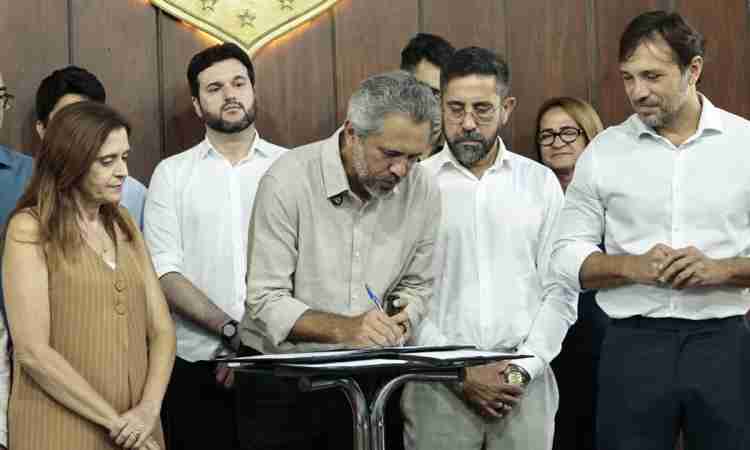 Governador Elmano de Freitas assina projeto para criação de 2 mil cargos e sanciona reajuste do magistério no Ceará